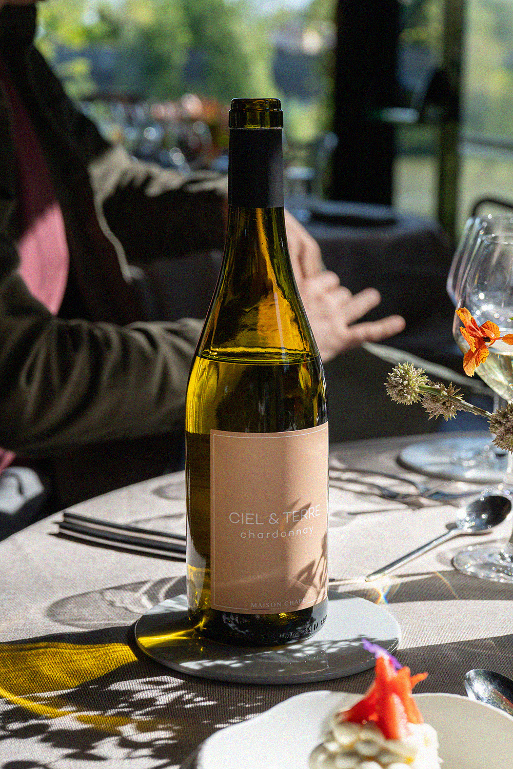 Bouteille Ciel & Terre Chardonnay sur table